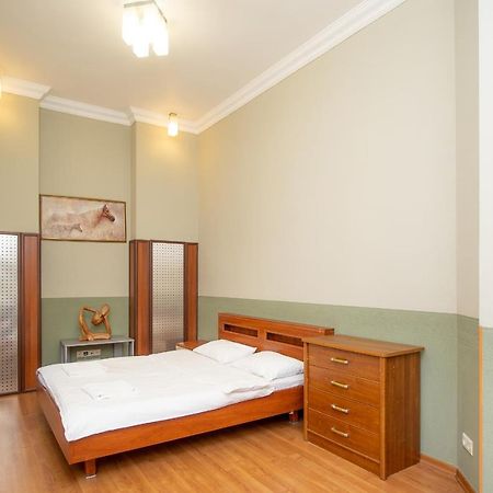 Простора 3 Кімнатна Біля Майдану Незалежності Apartment Kyiv Exterior photo